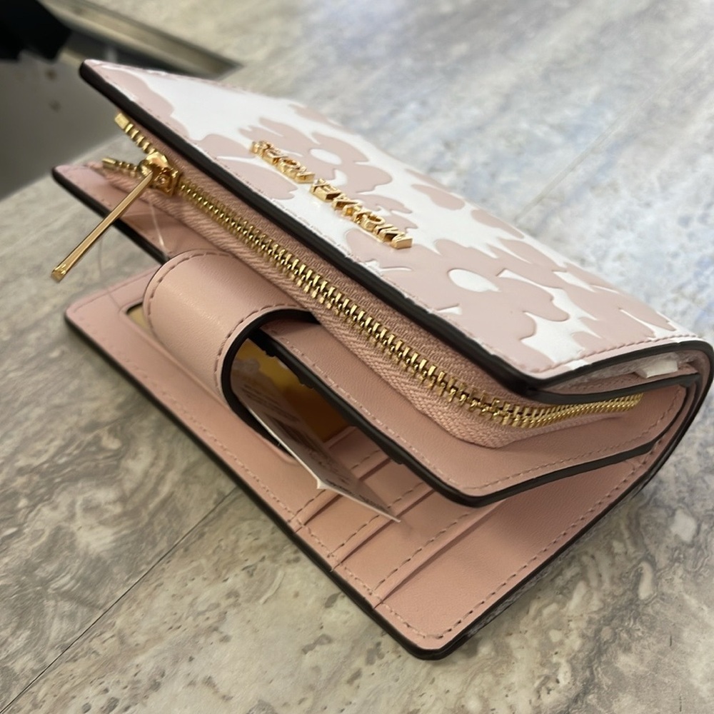 Michael Kors Jet Set Medium Floral Print Bi-Fold Wallet
POWDER BLUSH
NWT - Picture 13 of 16